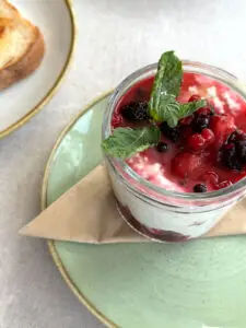 Greek Yoghurt & Fresh Berries (v, e)