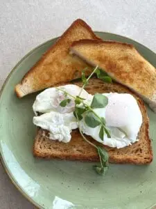 Eggs on Toast (v, e)